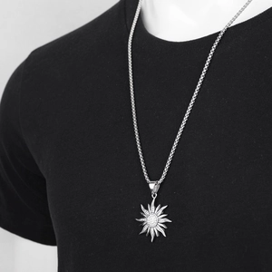 Collier avec pendentif soleil hip hop et strass étincelants en finition argentée