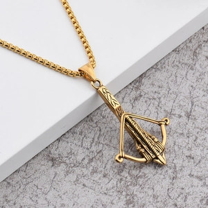 Vue détaillée d'un collier pendentif arbalète dorée avec textures de corde