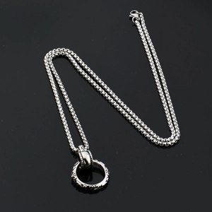 Collier avec pendentif cercle en acier inoxydable style gothique et motifs ornés pour tous