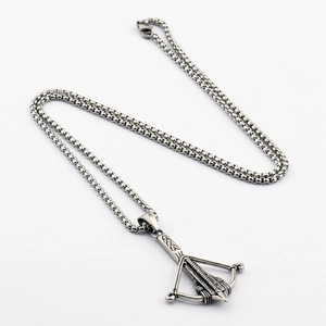Collier hip hop en acier inoxydable avec pendentif arbalète détaillé sur chaîne vénitienne