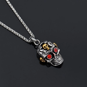 Collier tête de mort hip hop avec yeux en pierres rouges et motifs de vigne vintage