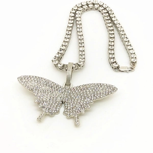 Collana con pendente a farfalla scintillante e una catena tennis in cristallo