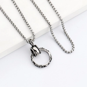 Collier hip-hop gothique en acier titane avec anneau gravé de croix et chaîne box