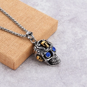 Collier tête de mort punk hip-hop en acier avec yeux en pierre bleue et dorures