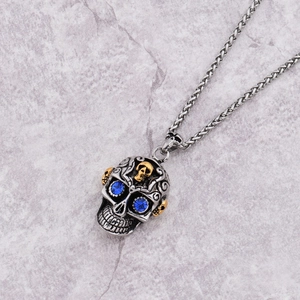 Collier avec pendentif crâne gothique en acier argent et or avec yeux bleus