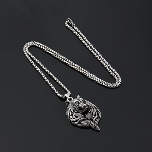 Makro-Detail von Vintage Wolfskopf Anhänger mit schwarzem Edelstein und langer Box-Kette