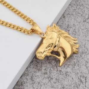 Vue détaillée d'un pendentif tête de cheval doré avec crinière fine sur chaîne