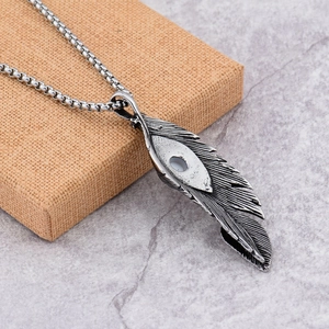Collier hip-hop en acier titane avec pendentif plume et incrustation de nacre