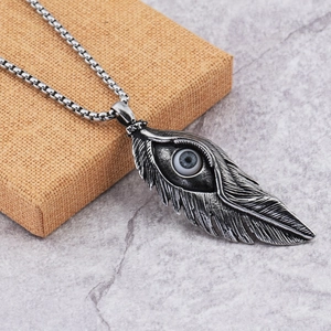 Collier hip hop en acier titane avec pendentif plume gothique et œil réaliste