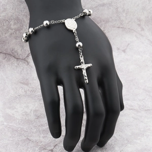 Pulsera rosario hip hop con cuentas de metal plateado en una exhibición de mano negra