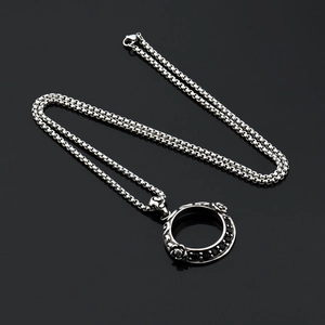Dettaglio della collana a ghirlanda di rose hip hop con strass neri su fondo scuro