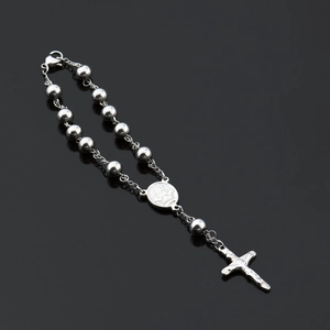 Pulsera rosario hip hop de acero inoxidable con cruz y medalla sobre superficie negra