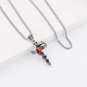 Pendentif épée gothique avec pierre rouge en forme de cœur et serpent sur chaîne
