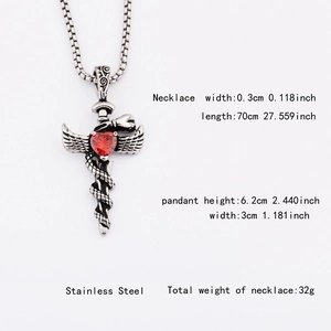 Collier épée punk en acier inoxydable avec ailes et pendentif en pierre cœur rouge