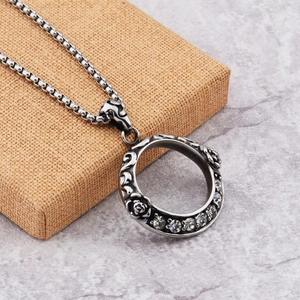 Collana hip hop con ciondolo a corona di rose con strass e catena a maglia veneziana