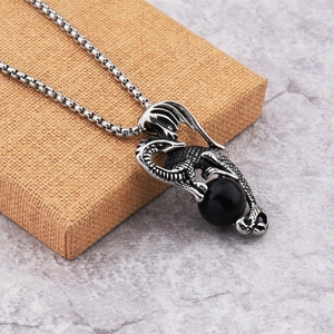 Vue détaillée du pendentif dragon en acier inoxydable style hip-hop avec perle noire sur chaîne