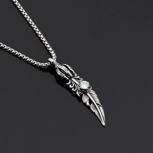 Collana hip hop vintage con ciondolo piuma vajra in argento e pietre su catena box