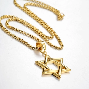 Goldene Hexagramm Halskette mit Davidstern Anhänger aus poliertem Titanstahl für Damen Herren