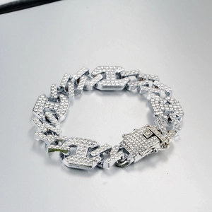 Bracciale cubano argento ghiacciato con maglie a H in strass e chiusura a incastro