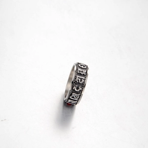 Bague vintage en acier inoxydable avec runes gravées et finition oxydée rétro chic