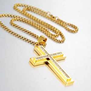 Collana con pendente a croce in acciaio inossidabile dorato con zirconi brillanti