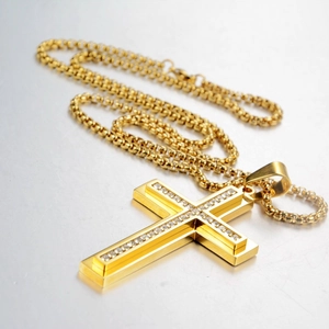 Collana con ciondolo a croce in acciaio inossidabile dorato con pietre di zirconi scintillanti