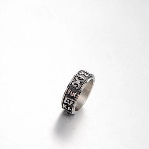 Vue macro de la bague de méditation rotative en argent avec gravure sanskrite noire