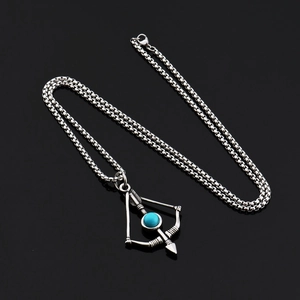 Collier hip hop en acier titane avec pendentif flèche et turquoise sur fond noir