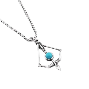 Collier hip hop en acier titane avec pendentif flèche turquoise sur fond blanc