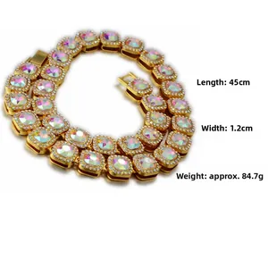 Détail de la chaîne cubaine dorée 12mm avec zircons arc-en-ciel et longueur 45cm