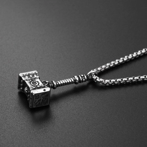 Vue détaillée du pendentif Marteau de Thor avec runes nordiques et texture acier vintage