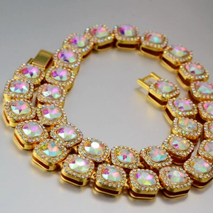 Détail macro d'une chaîne cubaine en or 12mm avec zircons arc-en-ciel et diamants