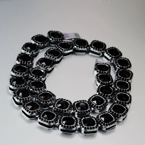 Chaîne cubaine en argent sertie de zircons noirs avec un design hip hop audacieux