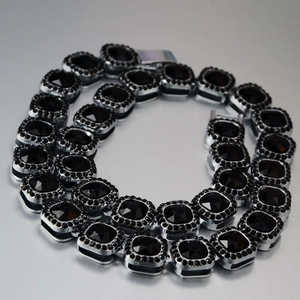 Chaîne cubaine à maillons noirs avec pierres octogonales et sertissage micro-pavé