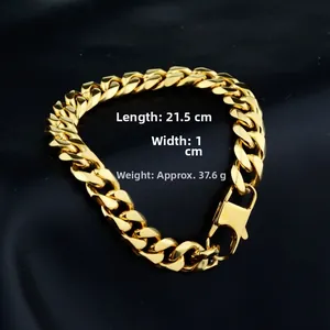 Dettaglio del bracciale a catena cubana dorata da 10mm con chiusura a moschettone