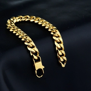 Bracciale a catena cubana dorata da 10mm per uomo con chiusura sicura su sfondo nero