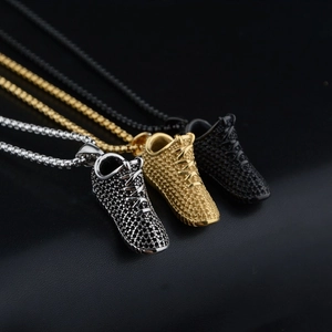 Colgantes de zapatillas hip hop en oro, plata y negro con detalles micro-pave brillantes