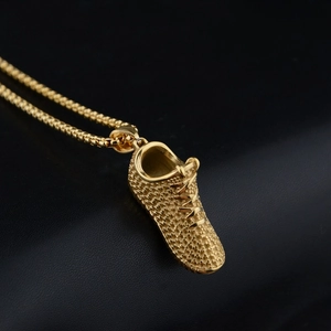 Collar hip hop con colgante de zapatilla deportiva dorada y textura granulada en cadena