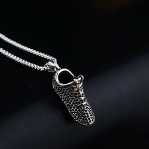 Collar con colgante de zapatilla hip hop, acabado plata vintage y grabados detallados