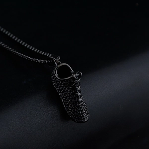 Collar hip hop con colgante de zapatilla negra y cadena de perlas cuadradas negras