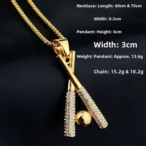 Nahaufnahme von Baseball-Anhänger in Gold mit Größenangaben und Kettenlängen-Details