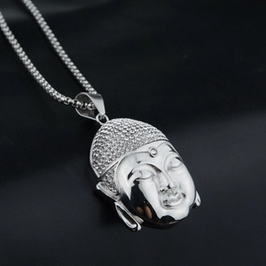 Collar con colgante de cabeza de Buda plateado con diamantes en fondo de cuero negro