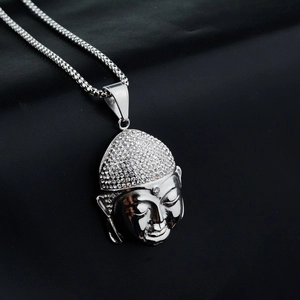 Detalle de colgante de cabeza de Buda plateado con brillantes pedrería en cadena