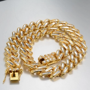 Détail de la chaîne cubaine 14mm en or avec zircon baguette et fermoir à cliquet robuste