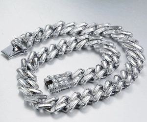 Détail macro du collier gourmette argenté 14mm serti de zircons cubiques taille baguette