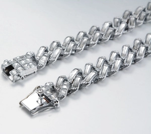 Détail de la chaîne cubaine argentée 14mm avec zircons baguette et fermoir de sécurité