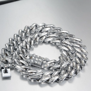 Détail d'une chaîne cubaine argentée avec zircons carrés et fermoir incrusté