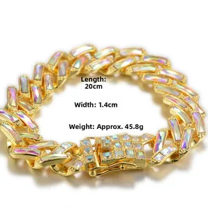 Détail du bracelet gourmette doré de 14mm serti de zircons carrés irisés, 20cm long