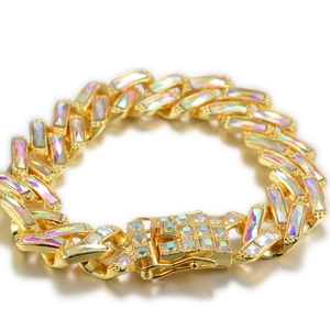 Gros plan d'un bracelet cubain de 14mm en or avec strass arc-en-ciel et fermoir boîte