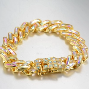 Détail du bracelet cubain doré de 14mm avec des pierres de zircon rectangulaires irisées